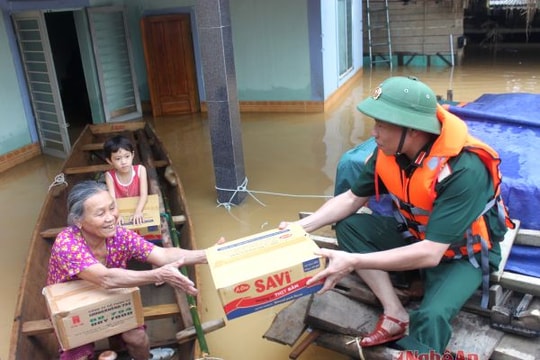 Quân khu 4 hỗ trợ 4 tấn lương thực cho bà con vùng lũ