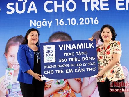 'Quỹ sữa Vươn cao Việt Nam' và Vinamilk tặng sữa cho trẻ em tại Cần Thơ