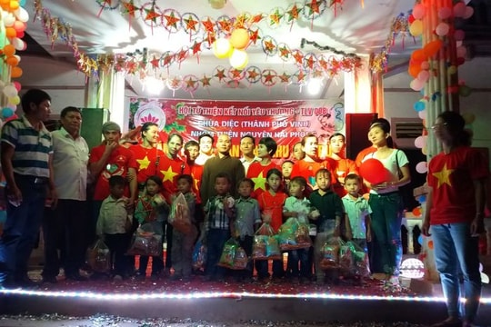 Hơn 600 suất quà từ Hải Phòng đến với trẻ em nghèo Kỳ Sơn