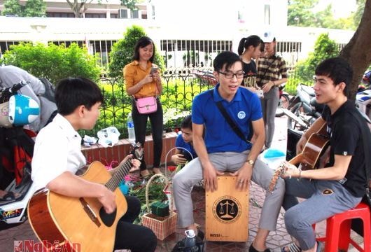 Sinh viên Đại học Vinh buôn hoa, ủng hộ đồng bào bị lũ lụt