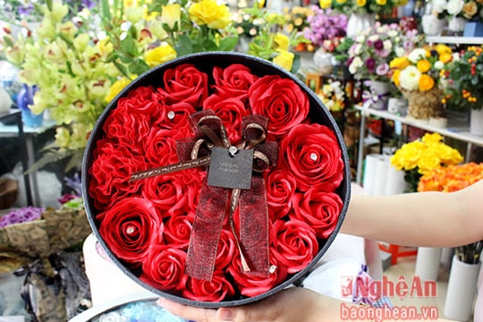 Hoa tươi tiền triệu vẫn đắt hàng ngày 20/10