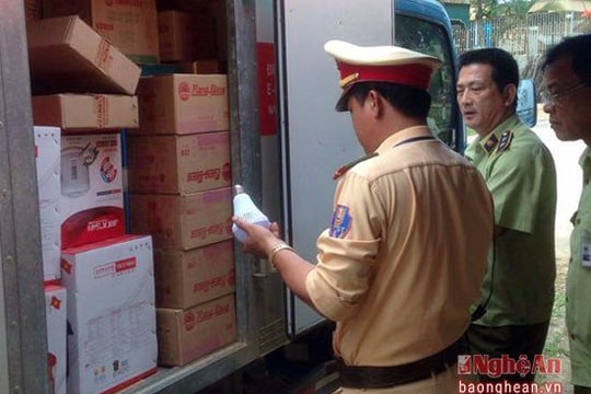 Bắt giữ 55 thùng hàng lậu trên xe tải