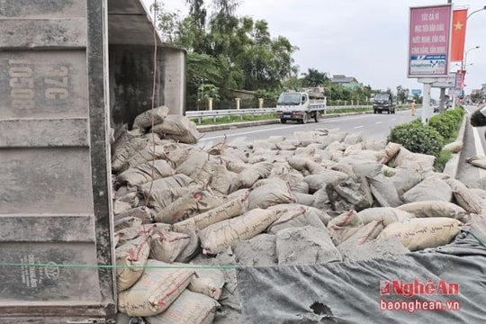 Tránh xe con, xe tải chở xi măng lật ngay giữa đường