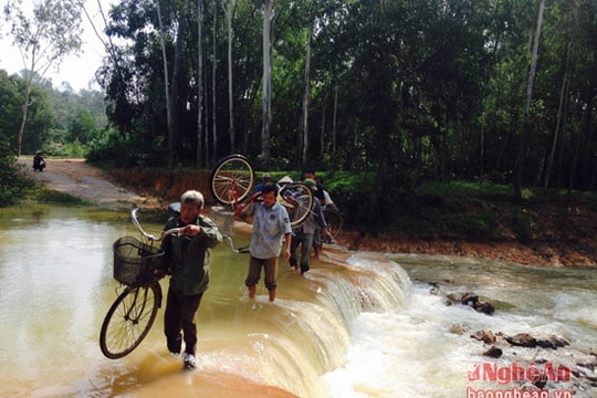 Cầu tràn bị cuốn trôi, người dân liều mình vượt lũ