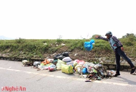 Đê Tả Lam biến thành nơi tập kết rác