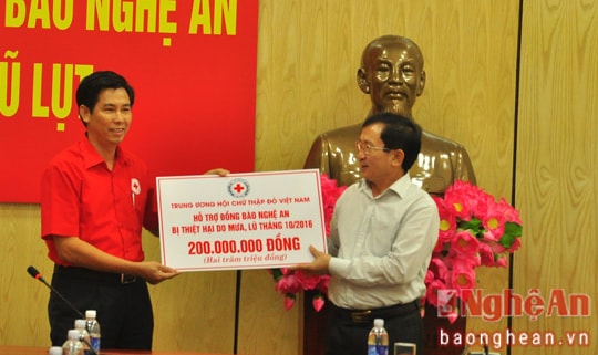Hội Chữ thập đỏ Việt Nam và tỉnh Hà Nam ủng hộ 400 triệu đồng cho bà con vùng lũ Nghệ An
