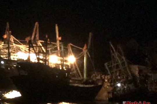 Trăm người cứu tàu cá bị chìm trong đêm