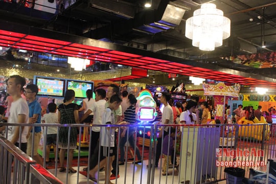 Nhiều điểm vui chơi, hàng quán quá tải dịp lễ 20/10