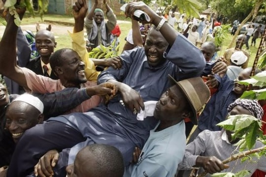 Uẩn khúc sau tuyên bố ủng hộ Trump của anh trai Obama