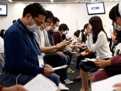 Trai Nhật đeo khẩu trang đi hẹn hò