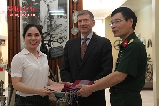 Khu di tích Nhà tù Hỏa Lò tiếp nhận kỷ vật phi công Mỹ tại Nghệ An