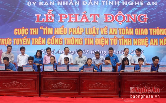 Thi tìm hiểu ATGT trực tuyến: THPT Nguyễn Cảnh Chân là quán quân