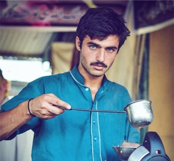 Anh chàng bán trà gây sốt vì đẹp trai