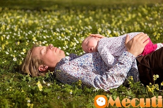 Tắm nắng trước 9 giờ sáng có thể gây hại cho trẻ