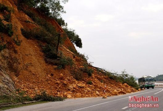 Núi Nguộc xuất hiện nhiều vết nứt lớn, đe dọa người đi đường