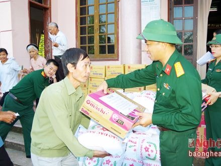 Thăm và tặng 150 suất quà bà con nhân dân vùng lũ