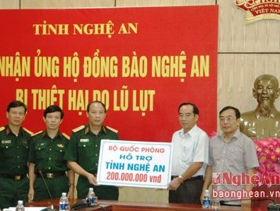 Bộ Quốc phòng ủng hộ bà con vùng lũ Nghệ An 200 triệu đồng