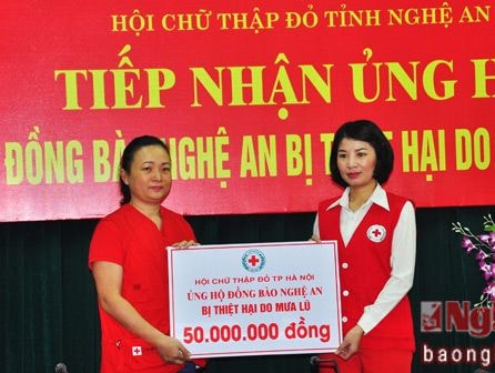 Hội Chữ thập đỏ Nghệ An tiếp nhận quà ủng hộ đồng bào lũ lụt