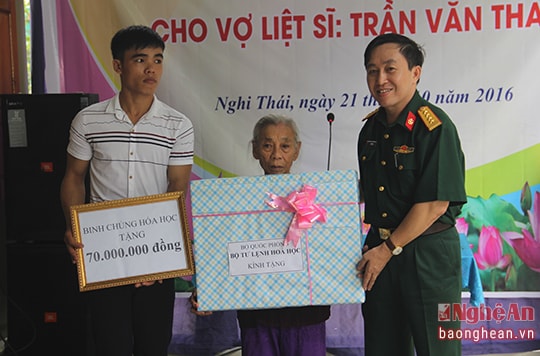 Bộ Tư lệnh Binh chủng Hóa học bàn giao nhà tình nghĩa cho vợ liệt sỹ