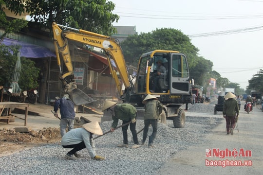 Đoạn đường xuống cấp nhất chợ Rộc đang được duy tu