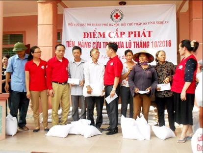 Hội CTĐ thành phố Hà Nội trao tiền, hàng cứu trợ cho 100 hộ dân vũng lũ Nghi Lộc