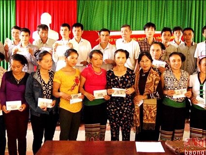 Giáo hội phật giáo tỉnh Cà Mau tặng quà cho hộ nghèo Quế Phong