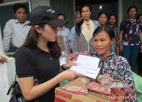 Chung tay hướng về đồng bào lũ lụt