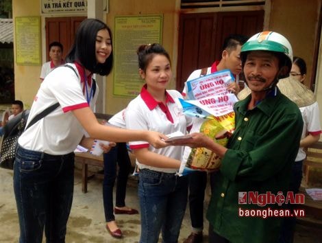 Người đẹp biển Đào Thị Hà thăm hỏi, động viên người dân vùng lũ