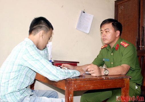 Trộm vàng nhà hàng xóm, 'song Anh' xuống phố cày game