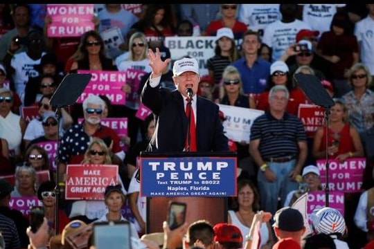 Clinton: 'Trump là kẻ thua cuộc tức tối'