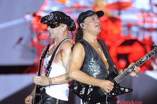 Scorpions 'đốt cháy' hơn vạn khán giả tại Hoàng Thành Thăng Long