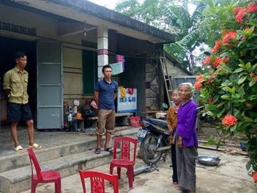 Cách chức ngay cán bộ thu lại tiền hỗ trợ lũ lụt của dân