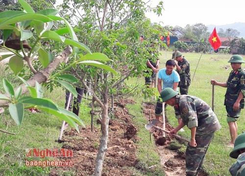 Lữ đoàn xe tăng 215 giúp dân làm giao thông thủy lợi