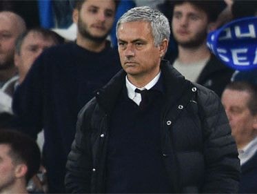 Mourinho lạnh nhạt và rời xa học trò trên sân tập Man Utd