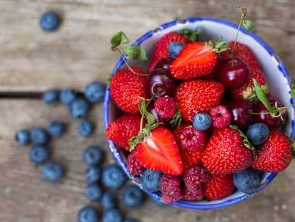 Ăn vặt, ngủ nhiều để ngăn rụng tóc?