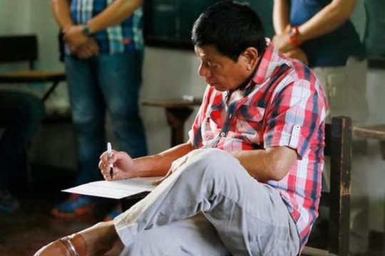 Nhật lo ông Duterte nhai kẹo cao su trước mặt Nhật hoàng