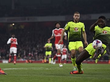 Arsenal vào vòng năm Cup Liên đoàn nhờ cú đúp của Chamberlain