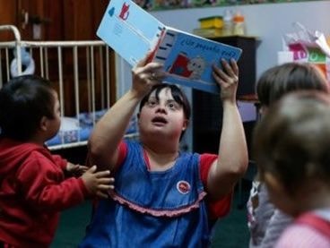 Cô gái bị bệnh Down đầu tiên trên thế giới trở thành giáo viên mầm non