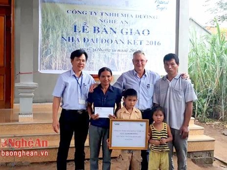 Bàn giao nhà Đại đoàn kết cho hộ nghèo ở Nghĩa Đàn