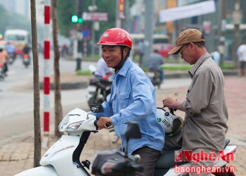 Cực nhọc và hiểm nguy của những tài xế xe ôm