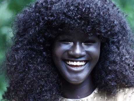 Hot girl châu Phi gây 'sốt' vì làn da đen hiếm thấy