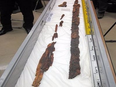 Tìm thấy cặp kiếm báu thuộc thế kỷ 6 trong hầm mộ Nhật Bản