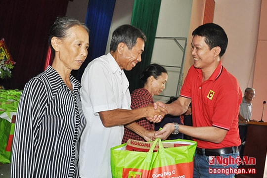 Các đơn vị, doanh nghiệp sẻ chia khó khăn với người dân vùng lũ