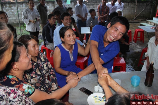 Phút trùng phùng với gia đình của thuyền viên bị cướp biển giam giữ hơn 4 năm