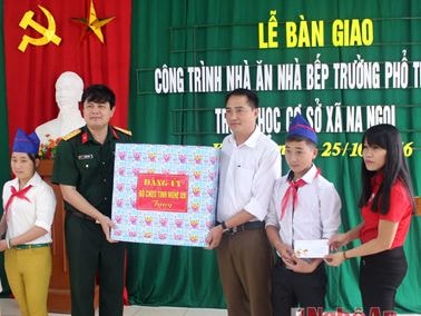 Bộ CHQS tỉnh tặng quà cho học sinh xã Na Ngoi và Mường Ải (Kỳ Sơn)