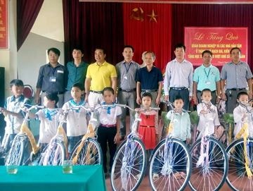 Doanh nghiệp Kiên Giang tặng quà học sinh Con Cuông