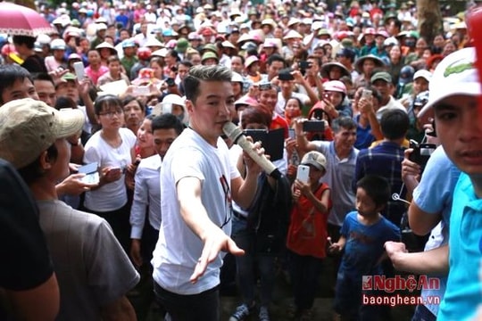 Đàm Vĩnh Hưng trao 1 tỷ đồng hỗ trợ bà con vùng lũ