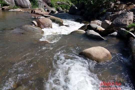 Nghệ An: Đi rửa tay cháu nhỏ 2 tuổi bị nước cuốn trôi