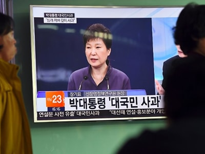 Tổng thống Hàn Quốc cúi đầu xin lỗi vì để lộ tài liệu chính phủ cho bạn thân