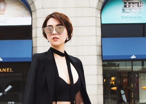 Ngọc Trinh diện bra-top trên đường phố Hàn Quốc